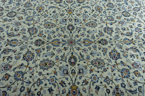 Image 1 of Signed Kashan cork - 397 x 306 cm - Pistachio green