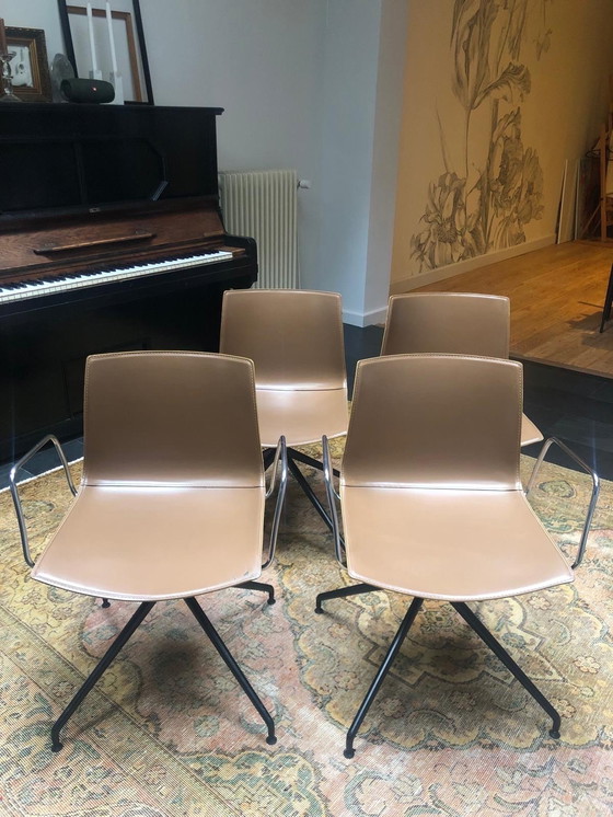 Image 1 of 4 Arper Catifa 53 designstoelen in bruin leer