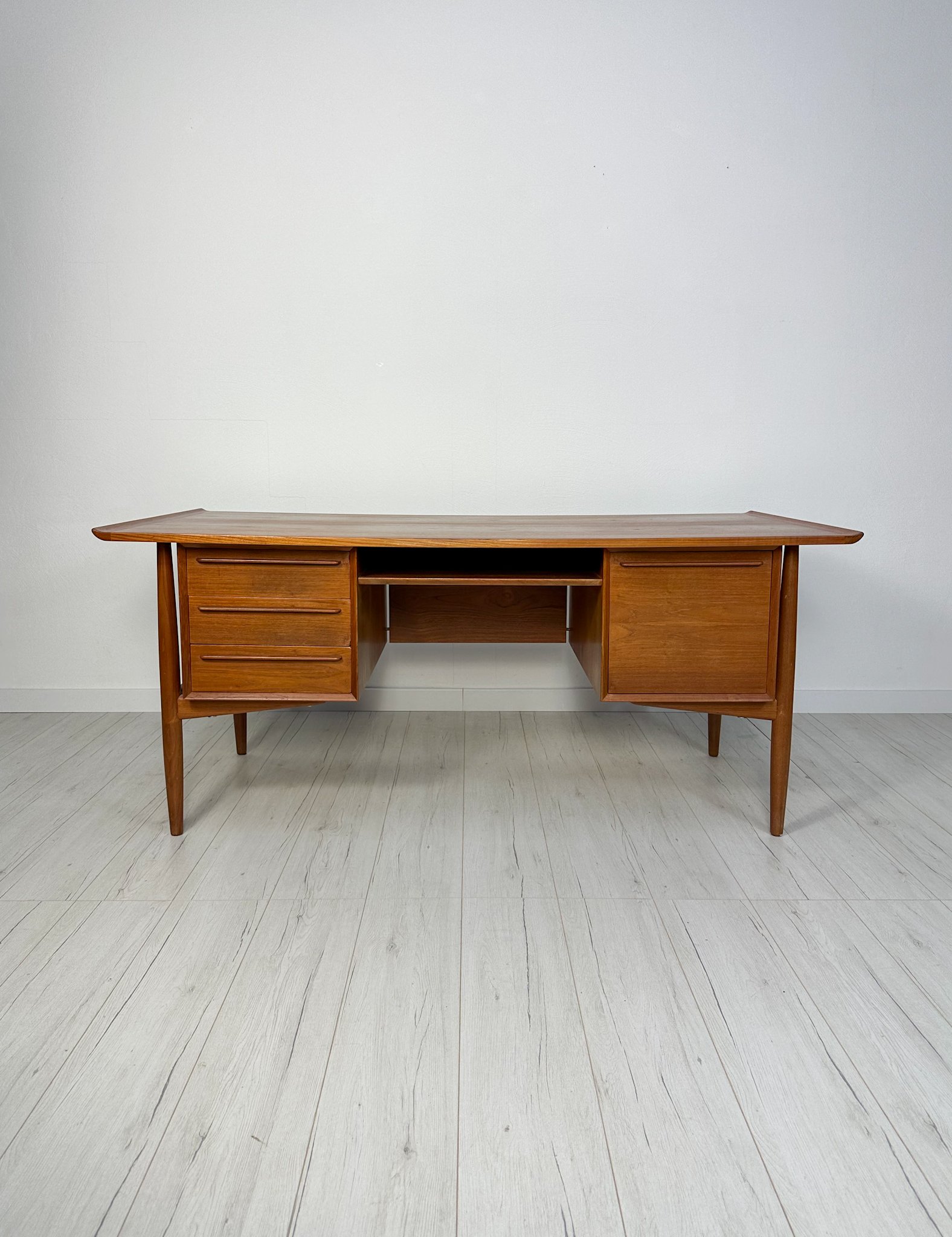 1960S VINTAGE DANISH MID-CENTURY TEAK WRITING DESK BY ARNE VODDER