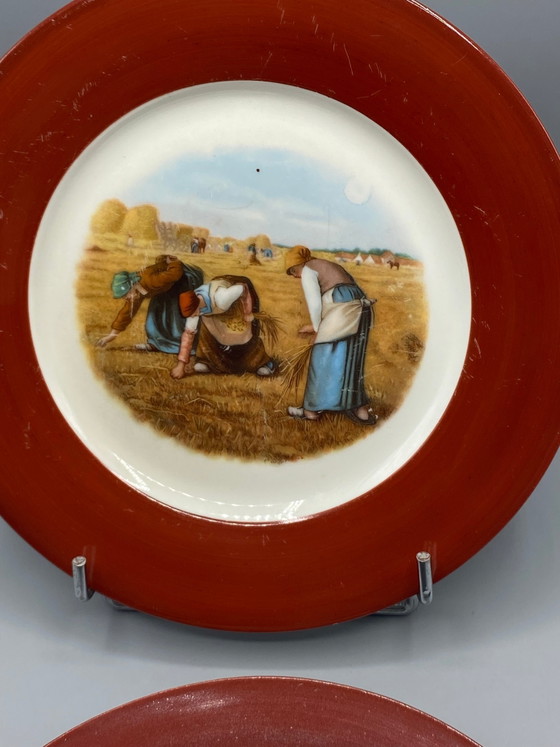 Twee decoratieve antieke porseleinen borden – De Korenraapsters en Het Angelus naar Millet – Bordeaux-rand – (photo 3 of 6)