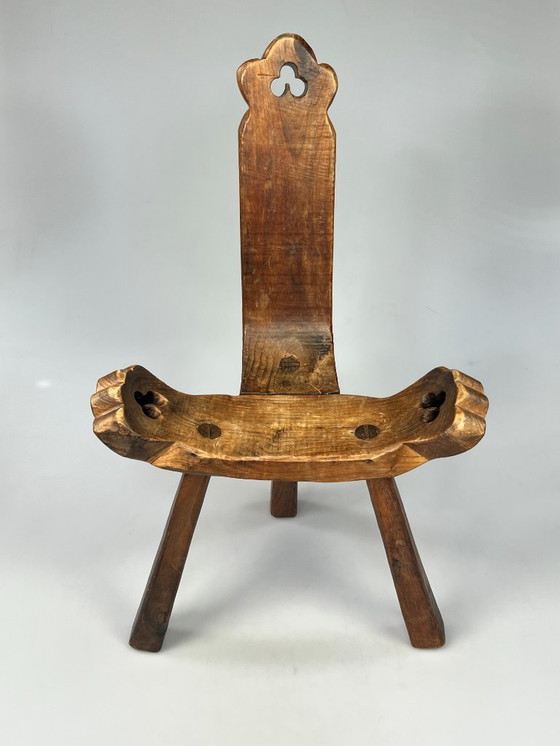 Image 1 of Antico sgabello / sedia spagnola a treppiede. Brutalista