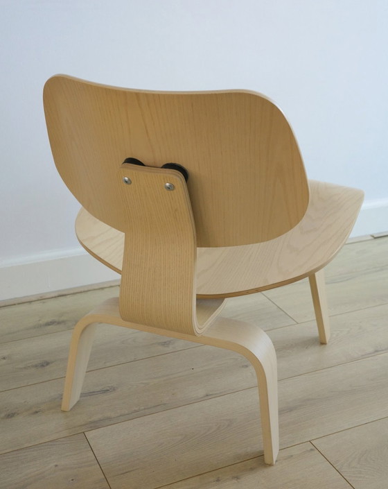 Image 1 of Poltrona lounge in compensato stampato Eames con base in legno (LCW) - Frassino bianco