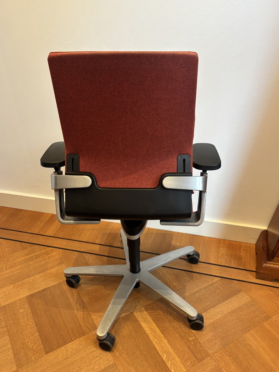 Silla de oficina de diseño Wilkhahn – Tela roja y aluminio – Sillas de oficina, Aluminium (photo 3 of 6)