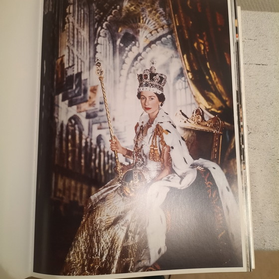 Image 1 of Su Majestad la Reina Isabel II