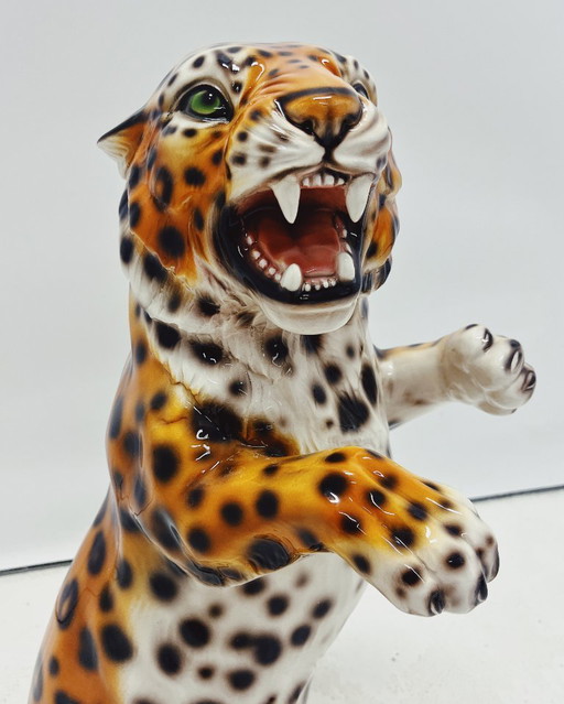 Leopardo in piedi in ceramica