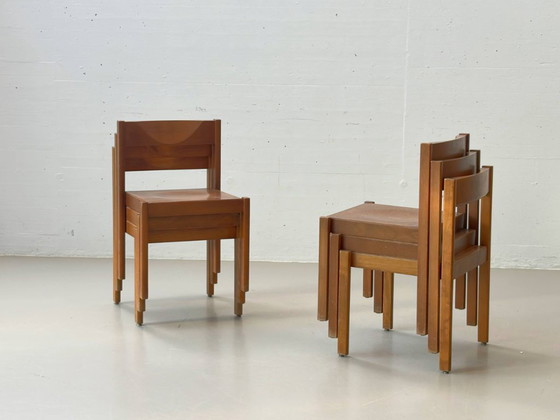 Image 1 of Set van 6 stapelbare houten stoelen in een minimalistisch design uit het midden van de vorige eeuw.