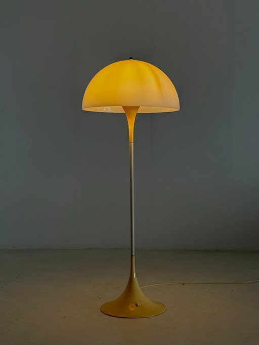 Lámpara de pie Panthella de Louis Poulsen y Verner Panton