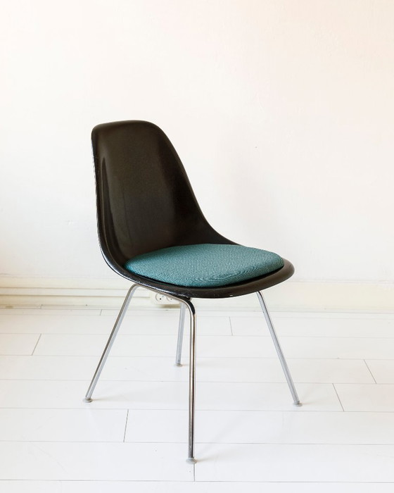 Image 1 of Set van twee Eames kuipjes/ eetkamerstoelen