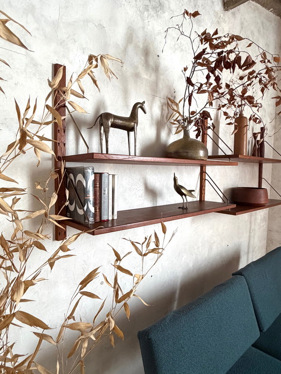 Libreria a muro scandinava vintage in teak di Sven Ellekaer – Scaffali a muro, Brass, Scandinavian (photo 7 of 9)