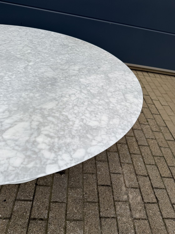 Image 1 of Original round Knoll Tulip dining table (152cm) in Carrara marble, Eero Saarinen