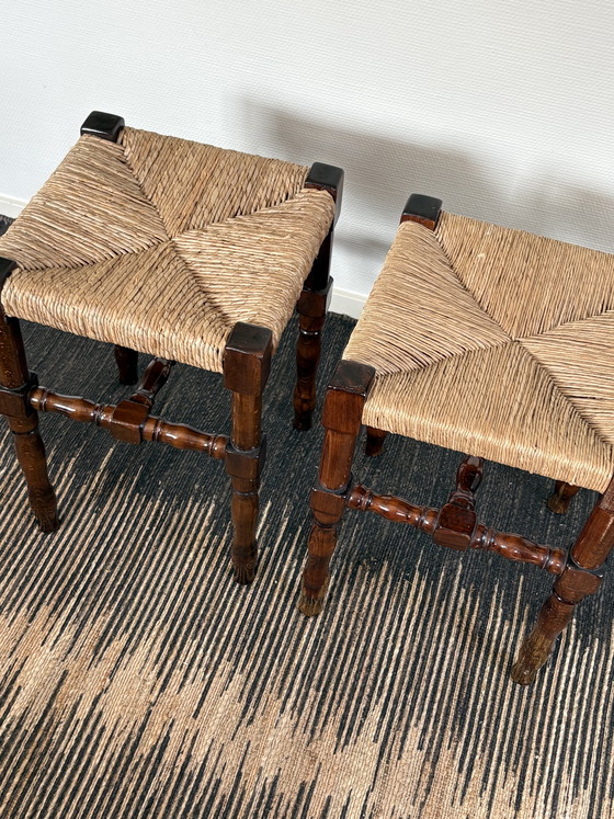 Image 1 of Antikes Hocker-Set aus Walnussholz mit Sitzfläche aus Papierstroh, Höhe 45 cm