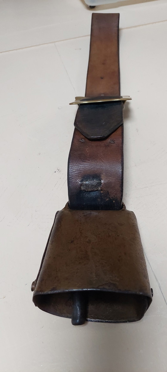 Image 1 of Antieke koebel met leren band