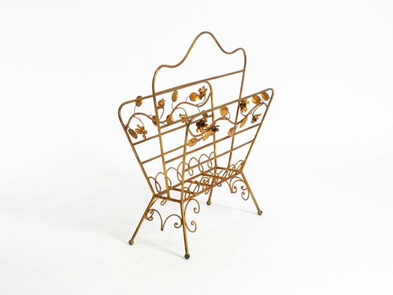 Image 1 of Straordinario portariviste e giornali in stile moderno di metà secolo con struttura in metallo dorato.