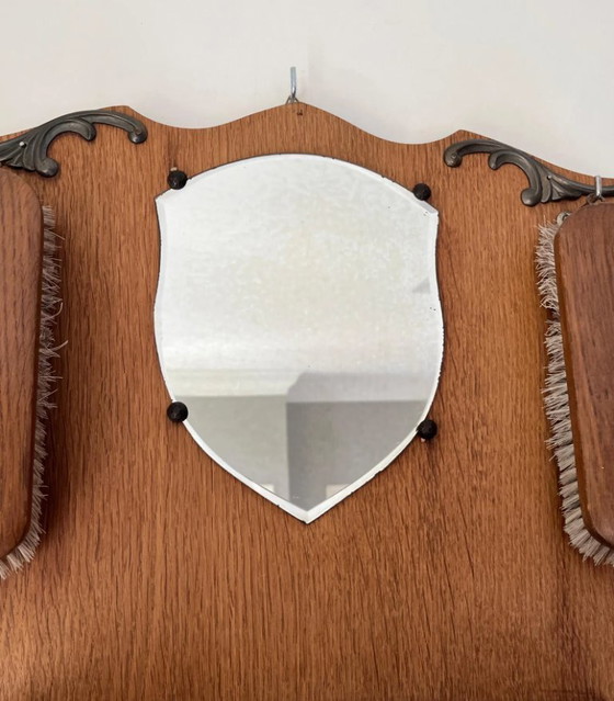 Image 1 of Specchio da parete vintage in legno con spazzole per vestiti e cassetto porta chiavi – circa anni '30