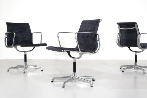 Conjunto de sillones "EA 103" diseñados por Charles Ray Eames para ICF USA, 1969.