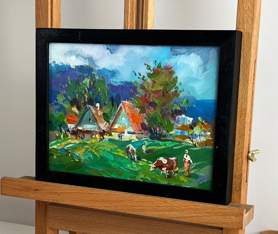 Image 1 of Mucche al pascolo nel villaggio