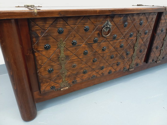 Image 1 of Een laag, brutalistisch dressoir van Georges Robert, gemaakt van donker grenenhout, uit de jaren 50/60.
