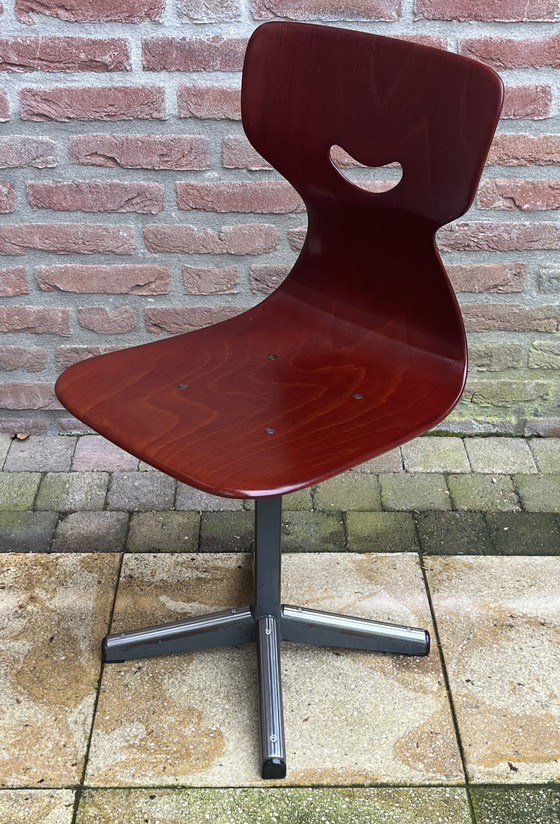 Image 1 of Chaire de l'école de design industriel Pagholz - Adam Stegner