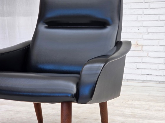 Image 1 of Deense fauteuil uit de jaren 70, zwart kunstleer, poten van teakhout.