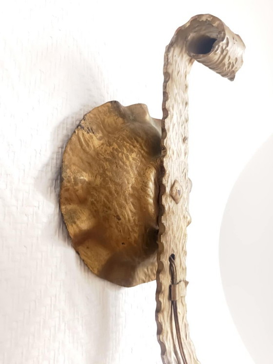 Image 1 of 2 brutalistische wandlampen van verguld metaal, circa 1970