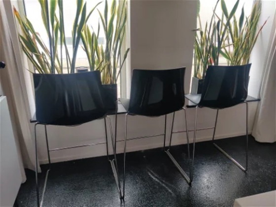 Image 1 of 2x white Arper Catifa stools and 3 x black higher Arper Catifa stools
