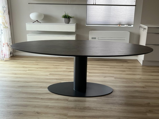 Image 1 of Preciosa mesa de comedor ovalada Metaform con tablero de cerámica Orfis.