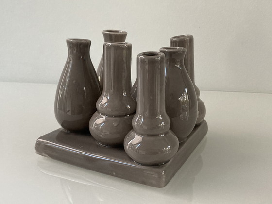 Image 1 of Vaasjes Vaas Op Een Vierkante Ondergrond