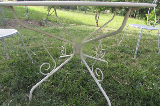 Image 1 of Vintage witte metalen tuintafel en stoelen