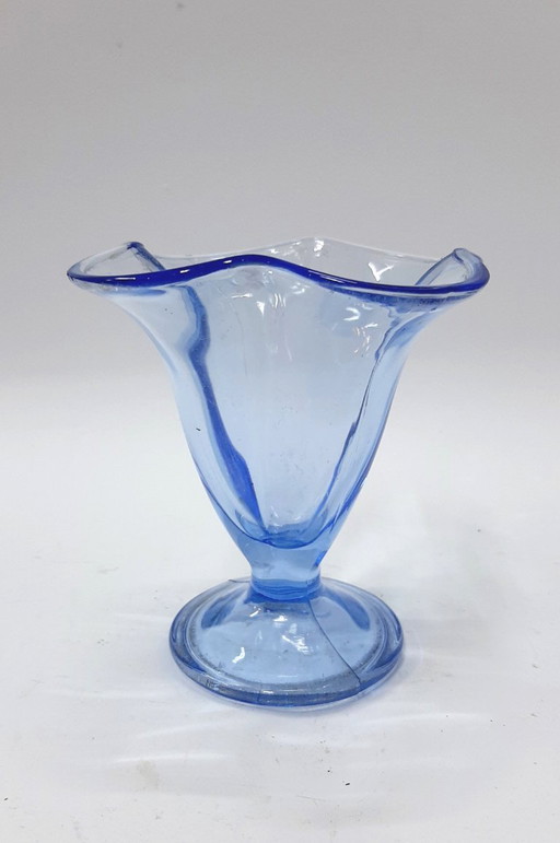 Coupe à dessert ou coupe à glace vintage en verre pressé bleu