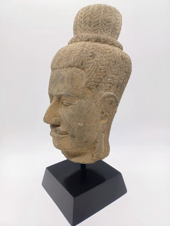Image 1 of Scultura di una testa della dea chiamata Uma in pietra di Angkor, arte Khmer