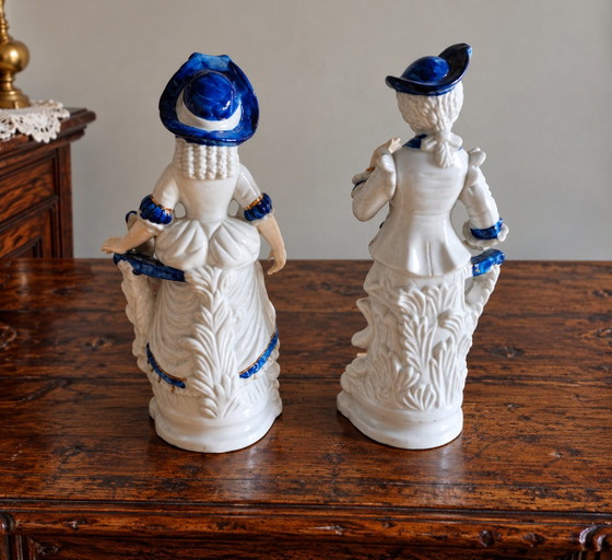 Coppia Statuine Vintage in Porcellana Dama e Cavaliere, Stile Settecentesco Bianco e Blu (20 cm) (foto 5 di 5)