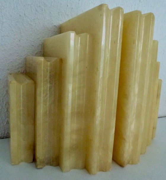Image 1 of Buchstützen im Art-Deco-Stil, aus Marmor, in Form einer Bücherreihe.