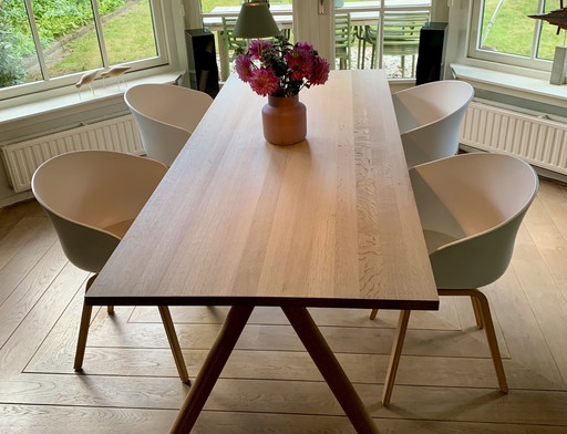 4x sur une chaise eetkamerstoelen van Hay
