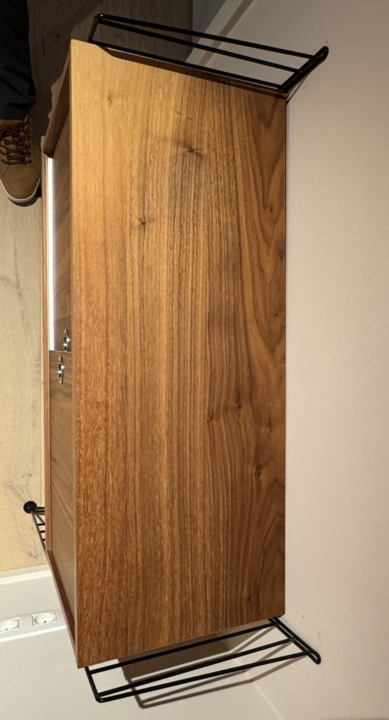 Image 1 of Armario bajo de pared String en nogal-negro