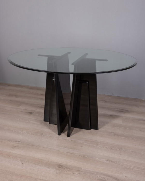 Image 1 of TAVOLO ROTONDO VINTAGE ANNI 80 IN LEGNO NERO E VETRO DESIGN ITALIANO