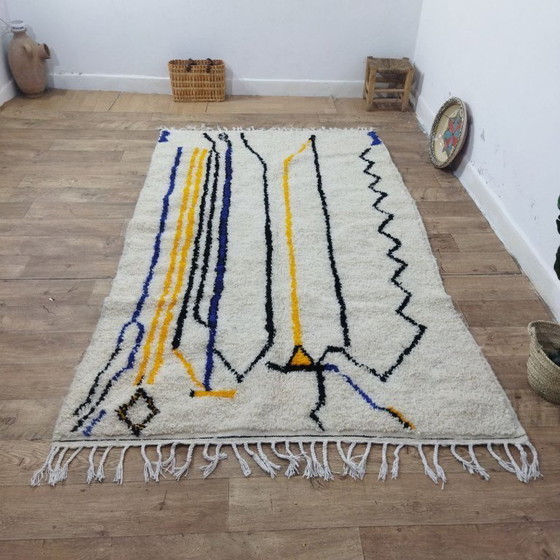 Image 1 of Minimal Line Berber Rug – Handgemaakt Marokkaans Tapijt met Grafische Lijnen (256 × 146 cm)