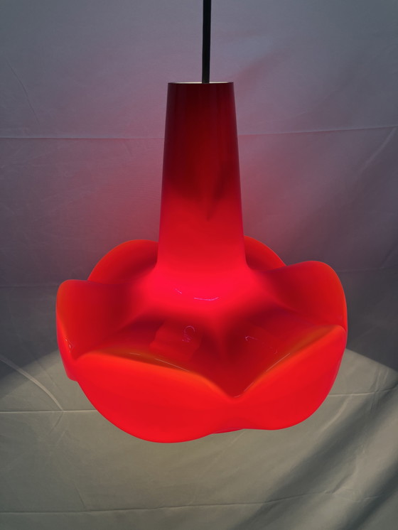 Image 1 of Lampada a sospensione vintage in vetro opalino rosso di Peill & Putzler anni '60