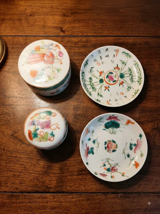 Juego de 4 piezas de porcelana china, período Daoguang, principios del siglo XIX, Famille Rose, estilo letrado.