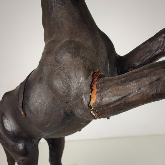 Image 1 of Antieke leren paardensculptuur uit het begin van de 20e eeuw met glazen ogen.