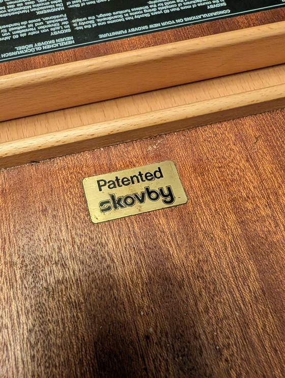 Image 1 of Table de salle à manger extensible Skovby.