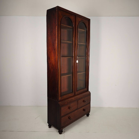 Englischer Vitrinenschrank aus dem späten 19. Jahrhundert mit Glastüren und Schubladen. – Wood (photo 10 of 15)