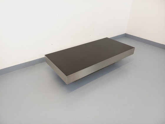 Image 1 of Vintage Willy Rizzo salontafel uit de jaren 70, gemaakt van geborsteld aluminium en zwart laminaat.