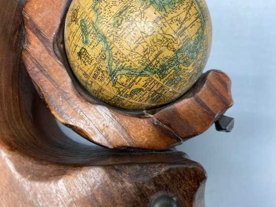 Image 1 of Vintage Globe Boekensteunen – Massief houten boekensteunen met draaiende wereldbollen – Bibliotheekdecoratie in mid-century stij