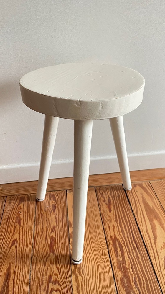 Image 1 of Tabouret tripode bois blanc vintage