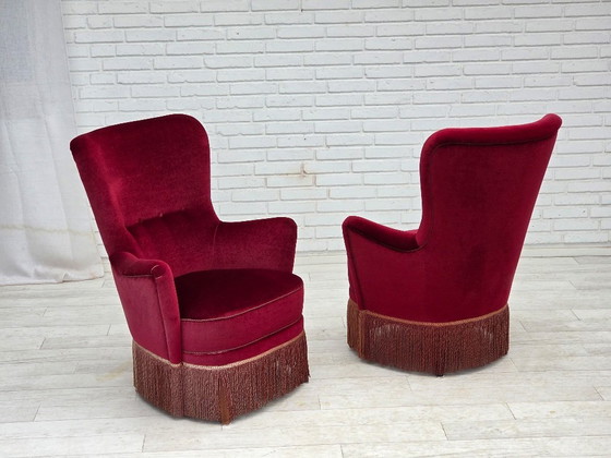 Image 1 of Poltrona danese con schienale alto, anni '70, rivestimento in velluto rosso, legno di faggio.