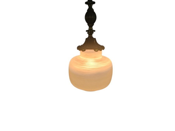 Image 1 of Lampada a sospensione vintage in stile Hollywood Regency, in ottone e vetro satinato, anni '70.