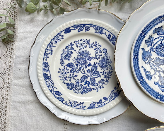 Image 1 of 6 piatti vintage in porcellana bianca e oro + 6 piccoli piatti Ridgway giacobini blu spaiati