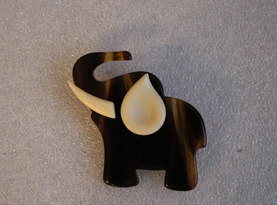 Image 1 of Grande broche vintage en plastique en forme d'éléphant.