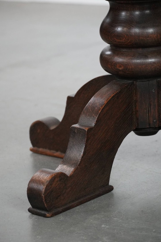 Image 1 of Elegante antieke schapenleren bureaustoel met een zwaar houten frame