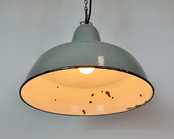 Lámpara colgante industrial de esmalte gris, década de 1960. – Lámparas colgantes, Iron (photo 10 of 17)